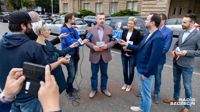 Szef zachodniopomorskiego SLD przeprasza wyborców za przeciągające się rozmowy o ewentualnej koalicji partii opozycyjnych w jesiennych wyborach parlamentarnych. I zapowiada objazd regionu, żeby rozmawiać z ludźmi.