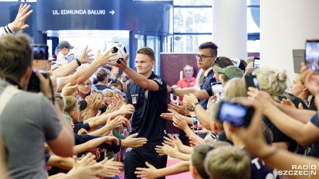 Setki kibiców, wspólne śpiewy i czerwony dywan, po którym zawodnicy wchodzili na scenę. Tak wyglądała prezentacja piłkarzy Pogoni Szczecin, przed rozpoczynającym się w weekend sezonem.