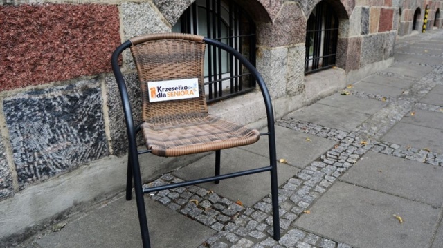 Seniorze, odpocznij - zachęcają władze Stargardu i informują o krzesłach wystawianych w pobliżu sklepów, banków czy restauracji.