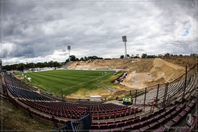 Pierwsza nowa trybuna na stadionie Pogoni zyskuje fundamenty - chwali się miasto w komunikacie o postępie prac przy przebudowie obiektu przy Twardowskiego.