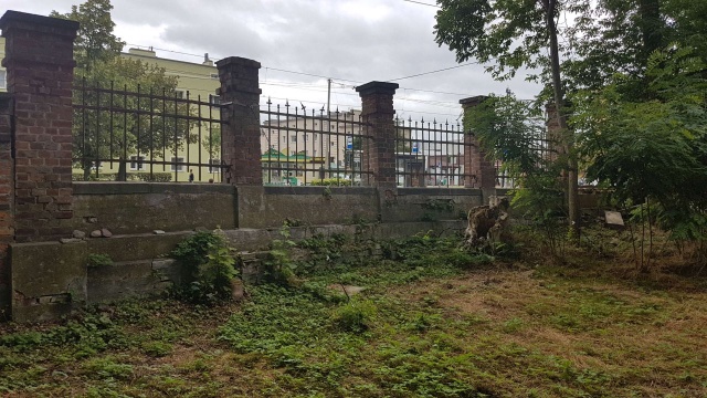 Stare i zniszczone przęsła są już zdemontowane, wkrótce rozpocznie się burzenie rozpadających się murków.