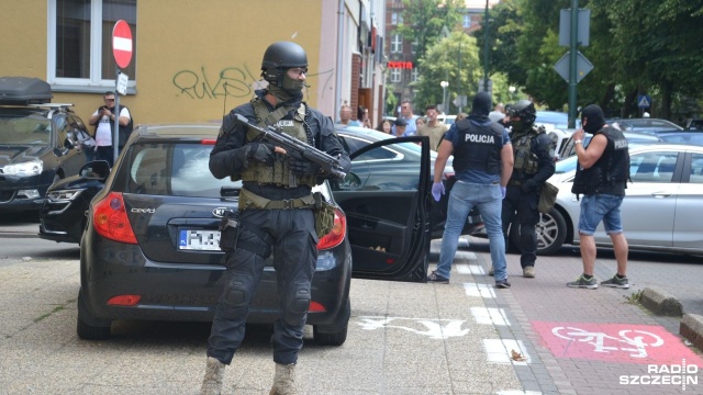 Sceny niczym z filmów sensacyjnych rozegrały się w centrum Kołobrzegu. Po godzinie 12 spektakularną akcję przeprowadzili antyterroryści, którzy dokonali zatrzymania na Placu 18 Marca.