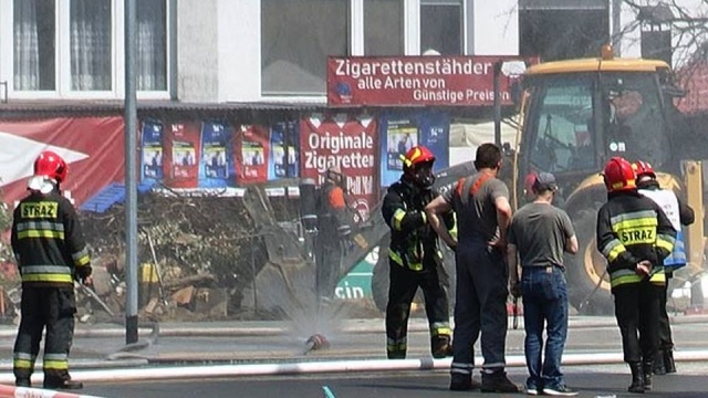 Podczas prac w centrum Świnoujścia koparka uszkodziła gazociąg. Do zdarzenia doszło na skrzyżowaniu ul. Wojska Polskiego i Moniuszki.