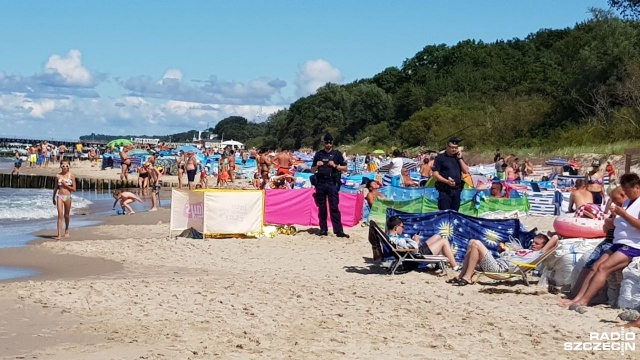 Nieprzytomnego mężczyznę w wodzie zauważyli wypoczywający na plaży w Sianożętach pod Kołobrzegiem.