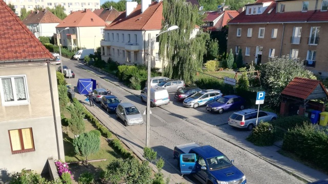 Zwłoki mężczyzny znaleziono w czwartek rano przy ulicy Tomaszowskiej w Szczecinie.