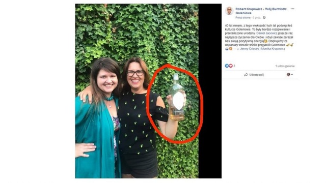 Żona burmistrza Goleniowa pozuje z alkoholem. W lewej dłoni trzyma butelkę, a prawą obejmuje miejską radną. Takie zdjęcie pojawiło się na profilowym facebooku Robert Krupowicz - Twój Burmistrza Goleniowa.