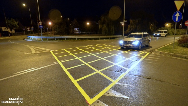 Od piątku na czterech szczecińskich skrzyżowaniach pojawiły się yellow boxy. To żółte pasy tworzące kratę, na które nie można wjeżdżać, jeśli nie ma się możliwości opuszczenia skrzyżowania.