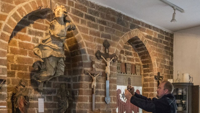Barokowy anioł chrzcielny z początków XVIII wieku, który zaginął podczas II wojny światowej, został odnaleziony w Muzeum Pojezierza Myśliborskiego.