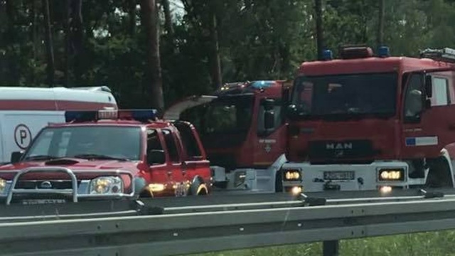 Trzy samochody osobowe, ciężarówka i motocykl zderzyły się, w drodze nad morze, na trasie S3. Rannych zostało 5 osób.