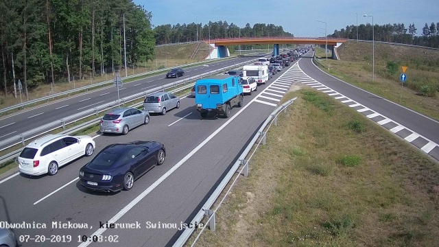 Przed Węzłem Goleniów Zachód, czyli przy zjeździe na Stepnicę zator ma już prawie pięć kilometrów długości.