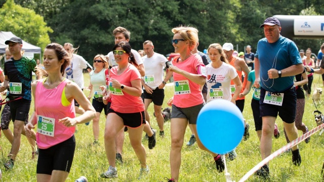 Biegną, by zebrać pieniądze na nowy samochód dla Towarzystwa Opieki nad Zwierzętami. Do wyboru są dwa dystanse - 2 i 5 km.