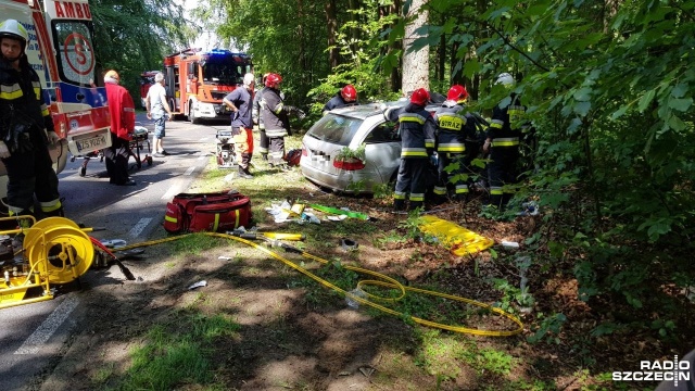 Jedna osoba zginęła, 5 jest rannych, w tym trójka dzieci. Po godzinie 12 na drodze wojewódzkiej nr 162 kilka kilometrów od Kołobrzegu w pobliżu Kopydłówka doszło do zderzenia trzech samochodów osobowych.