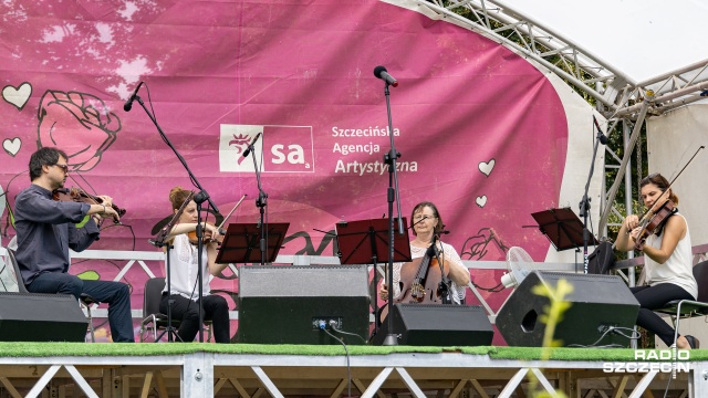 W Ogrodzie Różanym w Szczecinie grali utwory Stanisława Moniuszki. Kwartet Smyczkowy Ba-Rock oraz soliści szczecińskiej Opery na Zamku zaprezentowali m.in. Prząśniczkę czy arie z oper: Straszny dwór i Halka.