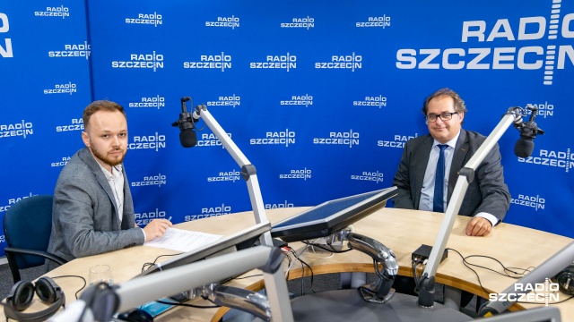 Do końca lipca przedstawię harmonogram budowy promu w Szczecinie - mówił w Popołudniowej przeplatance Radia Szczecin minister gospodarki morskiej i żeglugi śródlądowej. Na pytanie dlaczego budowa promu na pochylni jeszcze się nie rozpoczęła Marek Gróbarczyk odpowiedział, że przejmując władze Prawo i Sprawiedliwość nie zastało stoczni, a stodoły.
