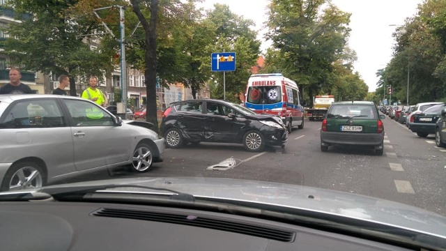 Wypadek na alei Piastów przy skrzyżowaniu z ulicą Bohaterów Getta Warszawskiego. Zderzyły się tam dwa samochody.