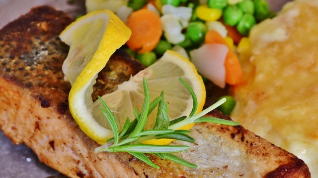 Ponad 50 kontroli i 11 mandatów - to efekt pracy inspektorów zachodniopomorskiego sanepidu. Podczas dwóch ostatnich weekendów sprawdzali lokale gastronomiczne, stołówki, smażalnie, lodziarnie i sklepy spożywcze.