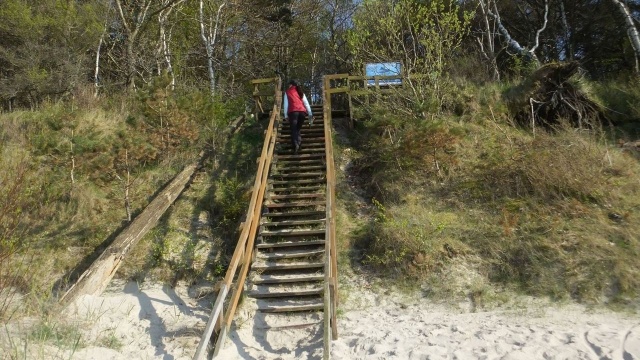 Nie ma szans na odbudowę zejścia na plażę w Świętouściu w tym roku. Sztorm uszkodził około pięciometrowe schody umożliwiające zejście z klifu dwa lata temu.