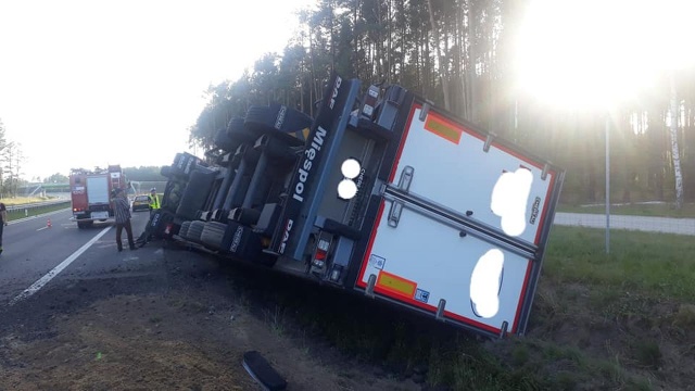 Tir przewrócił się na bok na drodze S6 między Nowogardem a Goleniowem. Ciężarówka blokuje jeden pas na jezdni w kierunku Szczecina.
