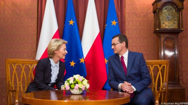 Polska ma nadzieję na nowe otwarcie w instytucjach unijnych - premier Mateusz Morawiecki mówił o tym przed spotkaniem z wybraną na szefową Komisji Europejskiej.