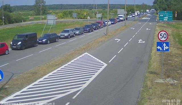 Zmalał zator przed karsiborską przeprawą dla opuszczających Świnoujście.