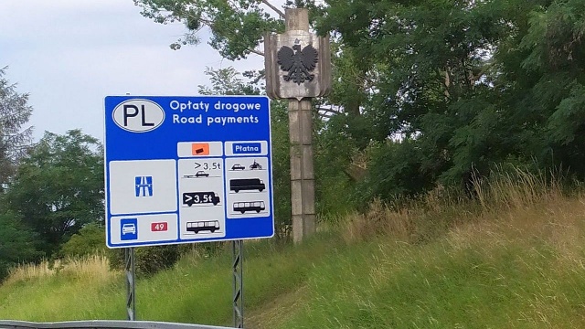 Wykonane z metalu godło naszego kraju może zobaczyć każdy kierowca wjeżdżający do Polski w okolicach Kołbaskowa. Niestety od co najmniej kilku miesięcy orzeł nie ma korony - o sprawie zawiadomili nas słuchacze naszej audycji interwencyjnej Czas Reakcji.