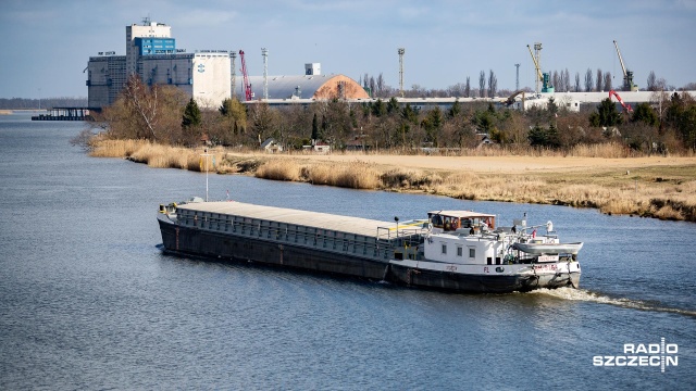 Jest pozwolenie na budowę dla dwóch inwestycji, które mają przystosować port w Szczecinie do głębokości 12,5 metra. Wojewoda zachodniopomorski Tomasz Hinc zatwierdził projekty budowlane na przebudowę nabrzeży w rejonie Kanału Dębickiego oraz Basenu Kaszubskiego w Szczecinie.