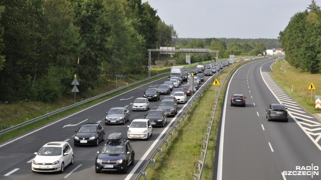 Poważne problemy czekały w środę na kierowców podróżujących drogami w regionie. Na karsiborskiej przeprawie w stronę Świnoujścia tworzyły się kolejki sięgające dwóch kilometrów.