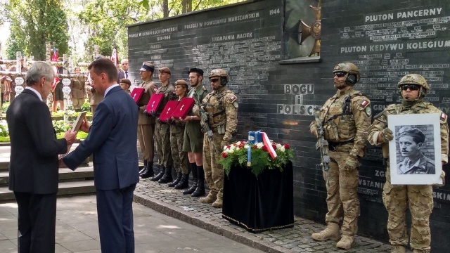 Podczas uroczystości pogrzebowych dowódcy batalionu AK Zośka kapitana Ryszarda Białousa, jego postać wspominał syn Jerzy.