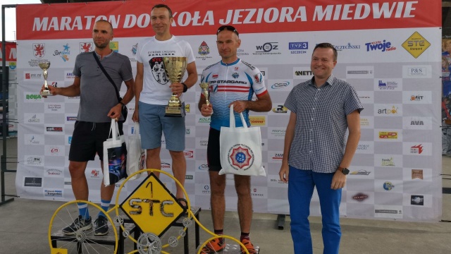 Młodszy aspirant Dariusz Pakuła z Komendy Powiatowej Policji w Myśliborzu wygrał XIV Maraton MTB dookoła jeziora Miedwie.