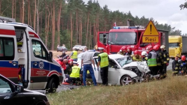 Na krajowej trójce, gdzie budowana jest S3 - przed Przybiernowem - doszło do czołowego zderzenia samochodu osobowego z cysterną. Na miejscu były cztery zastępy strażaków, policja i karetki pogotowia. Cztery osoby zostały ranne, dwie z nich w stanie ciężkim do szpitala przetransportowano śmigłowcami.