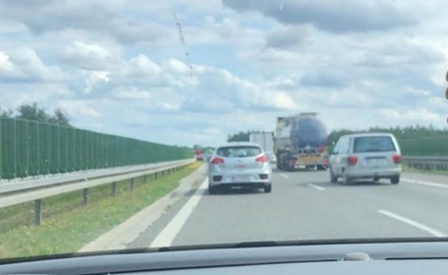 Za Węzłem Myślibórz w stronę Gorzowa Wielkopolskiego zepsuła się ciężarówka, która częściowo blokowała przejazd prawym pasem jezdni.