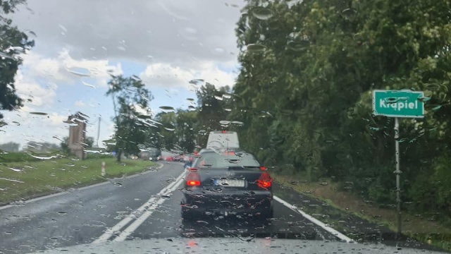 Do zderzenia dwóch samochodów doszło w Krąpieli k. Suchania na krajowej dziesiątce. Jedna osoba jest ranna. Droga jest zablokowana - utrudnienia mogą potrwać do godz. 18.