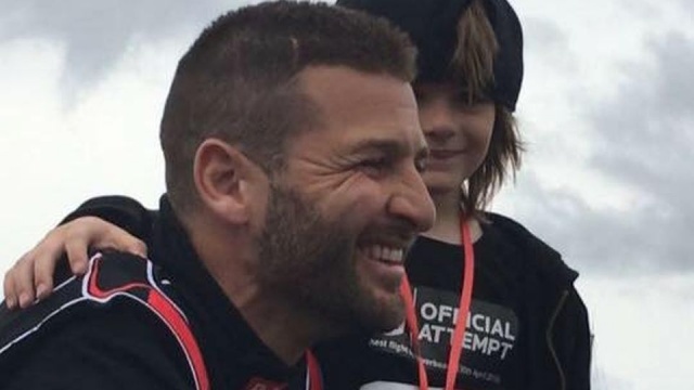 Franky Zapata pokonał na flyboardzie kanał La Manche. Nazywany latającym człowiekiem Zapata wystartował z miejscowości Sangatte w pobliżu francuskiego Calais i po dwudziestu dwóch minutach wylądował w okolicach Dover, w Zatoce świętej Małgorzaty. Pokonał 35 kilometrów. Ubezpieczały go trzy śmigłowce.