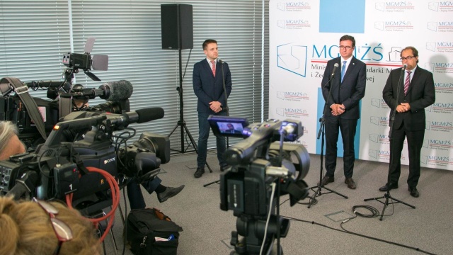 Rozpoczęła się kampania społeczno-informacyjna dotycząca suszy w Polsce. W Ministerstwie Gospodarki Morskiej i Żeglugi Śródlądowej zaprezentowano film Stop suszy, który od wtorku będzie dostępny w mediach społecznościowych.