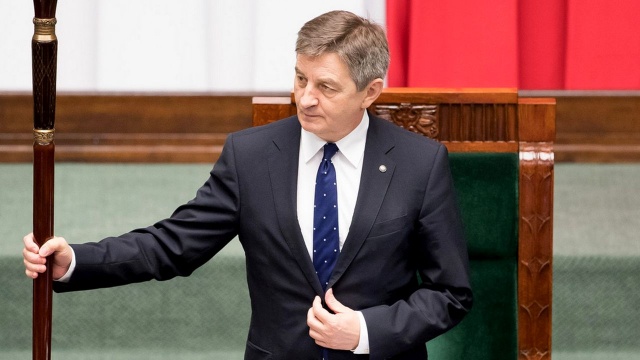 Marszałek Sejmu Marek Kuchciński przeprosił za loty z rodziną rządowymi samolotami. Jednocześnie poinformował, że w ramach zadośćuczynienia przekazał 15 tysięcy na cele charytatywne.