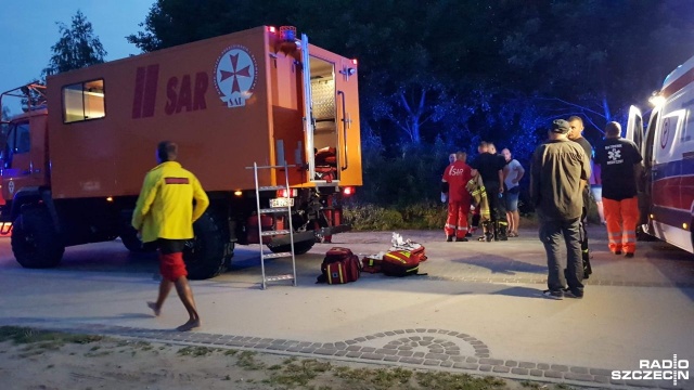 Nie żyją dwie poszukiwane osoby, które wpadły do morza w Kołobrzegu. Służby wyłowiły ciała dwóch spadochroniarek. Dwaj mężczyźni przeżyli.