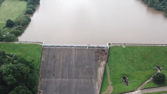Mieszkańcy okolic tamy w Whaley Bridge w Wielkiej Brytanii mogą wrócić do domów. Nie ma zagrożenia, że zapora nie wytrzyma naporu wody.