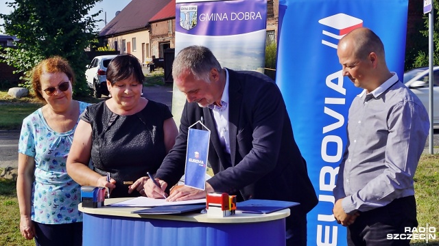 Powstanie u zbiegu ulic Lipowej i Słonecznej, czyli na przecięciu tras dojazdowych do Bezrzecza i Głębokiego.