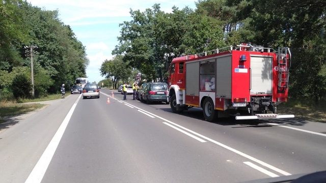 Jedna osoba została poszkodowana w wypadku na drodze nr 3. Między Wolinem a Goleniowem zderzyły się trzy samochody. Jedna osoba jest poszkodowana - pogotowie odwiozło ją do szpitala. Jej życiu nic nie zagraża.