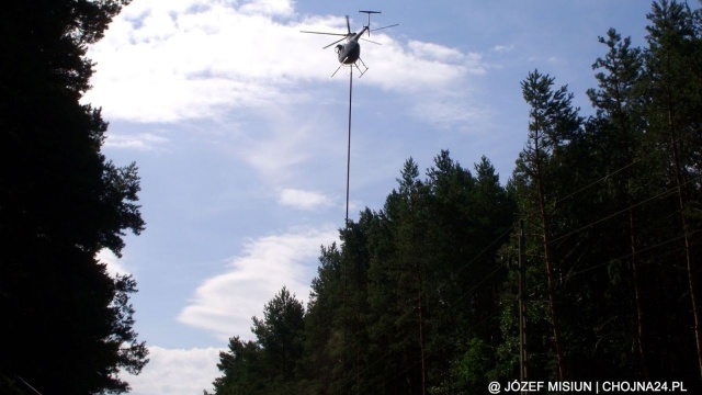 Niecodzienne podcinanie drzew prowadzone jest w lesie w okolicach Chojny - informuje portal chojna24.pl. W ruch poszła piła zawieszona pod śmigłowcem.