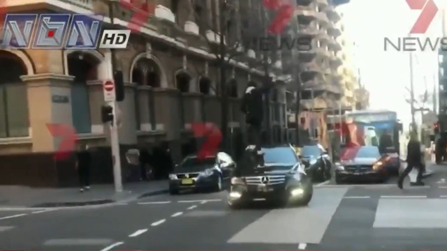 Australijska policja aresztowała mężczyznę, który w Sydney zranił kobietę nożem. W filmach w australijskich mediach widać, jak sprawca krzyczy Allahu Akbar.