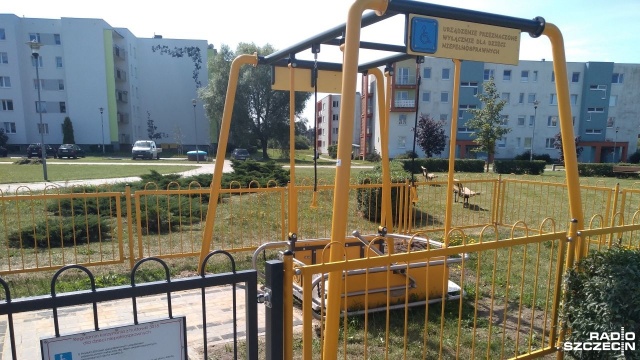 Kołobrzeskie place zabaw dostępne dla dzieci poruszających się na wózkach inwalidzkich.