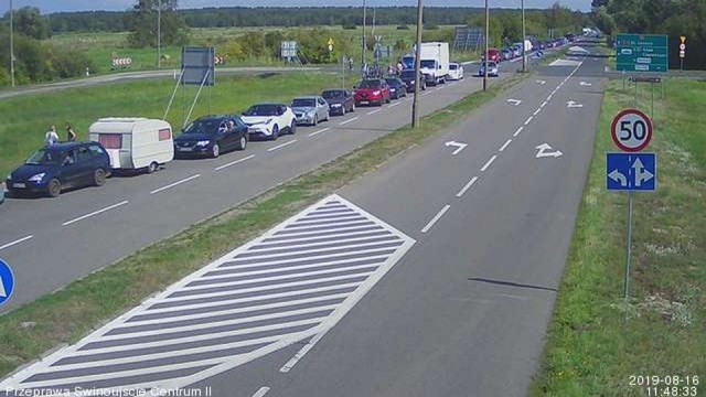 Sporo kłopotów mają kierowcy korzystający z karsiborskiej przeprawy w Świnoujściu. Korek w stronę miasta ma półtora kilometra.