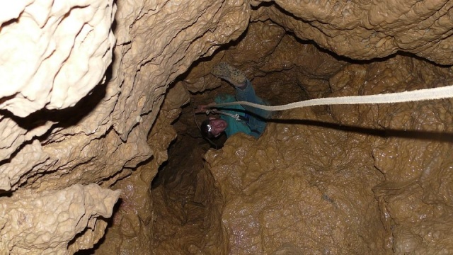 Jedenastu dodatkowych ratowników TOPR wysłano do Jaskini Śnieżnej w Tatrach. Mają pomóc pozostałym dziewięciu w poszukiwaniach dwóch speleologów, którzy w nocy utknęli w Jaskini.