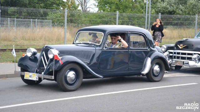 Ponad 60 zabytkowych pojazdów można oglądać w Kołobrzegu. Na miejsce przyjechały Mercedesy, Citroeny, Syreny, Warszawy czy Fiaty, a nawet czarna Wołga.