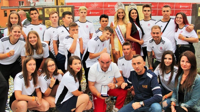 Medal od Polskiego Komitetu Olimpijskiego dostał szczeciński klub sportowy. PKOL uhonorował Bokserki Klub Olimp za zasługi w promowaniu Ruchu Olimpijskiego w ciągu 15 lat działalności klubu.
