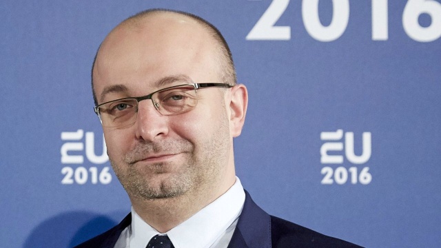 Wiceminister sprawiedliwości Łukasz Piebiak rezygnuje ze stanowiska. To po doniesieniach medialnych w sprawie kontaktów z kobietą, która prowadziła akcję dyskredytującą niektórych sędziów.