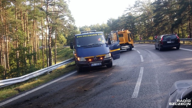 Utrudnienia na Węźle Rzęśnica w kierunku Świnoujścia: laweta wpadła do rowu i blokuje przejazd na łuku drogi w kierunku Goleniowa. Nie ma informacji o poszkodowanych w tym zdarzeniu.