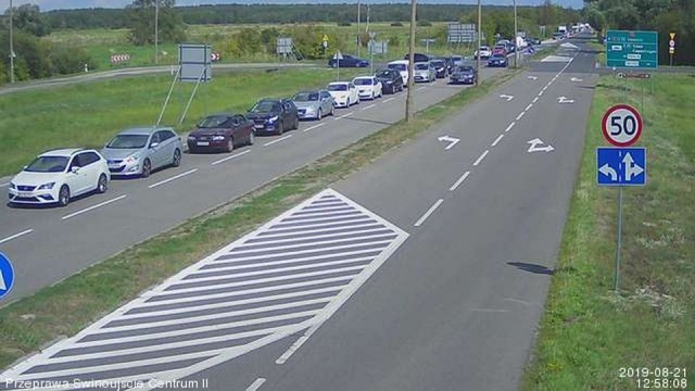 Potężne kłopoty z przejazdem spotkają kierowcy przed karsiborską przeprawą w Świnoujściu. Z obu stron ustawiły się kolejki sięgające dwóch kilometrów.