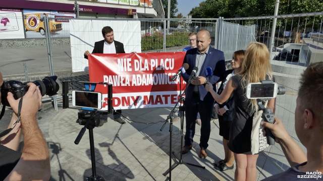 Radny Matecki chce zmiany nazwy placu, zapowiada uchwałę kierunkową i chwali prezydenta Krzystka [ZDJĘCIA]